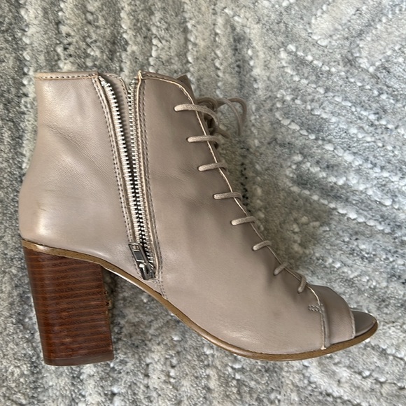 Classy taupe color leather lace up ankle boots - Picture 4 of 6